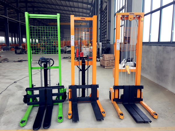 三款手動(dòng)堆高車對(duì)比，手動(dòng)堆高車價(jià)格可致電聯(lián)系客服了解--河北東圣吊索具制造有限公司--小型攪拌機(jī)|石材夾具|液壓堆高車|手動(dòng)叉車