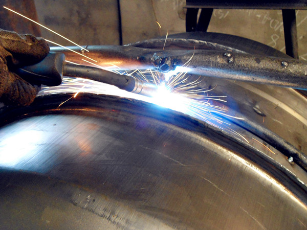 小型攪拌機(jī)外部焊接技術(shù),保證無縫焊接--河北東圣吊索具制造有限公司--小型攪拌機(jī)|石材夾具|液壓堆高車|手動叉車