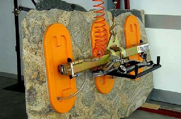 石材吊裝夾具使用現(xiàn)場(chǎng)作業(yè)拍攝--河北東圣吊索具制造有限公司--小型攪拌機(jī)|石材夾具|液壓堆高車|手動(dòng)叉車