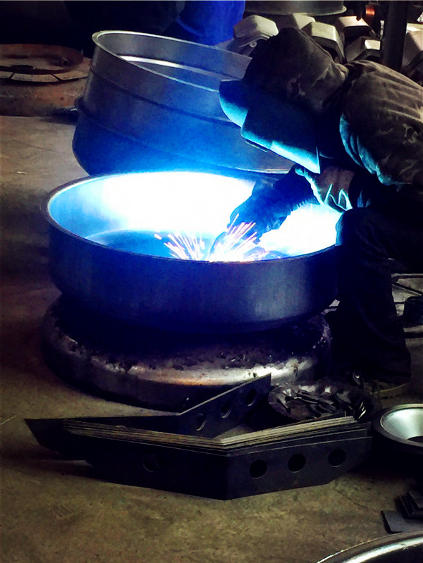 220v小型砂漿攪拌車(chē)攪拌滾筒焊接車(chē)間展示--河北東圣吊索具制造有限公司--小型攪拌機(jī)|石材夾具|液壓堆高車(chē)|手動(dòng)叉車(chē)