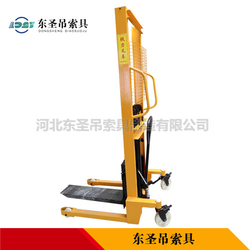 堆高車手動液壓與電動堆高車存在的差異側(cè)面展示--河北東圣吊索具制造有限公司--小型攪拌機(jī)|石材夾具|液壓堆高車|手動叉車