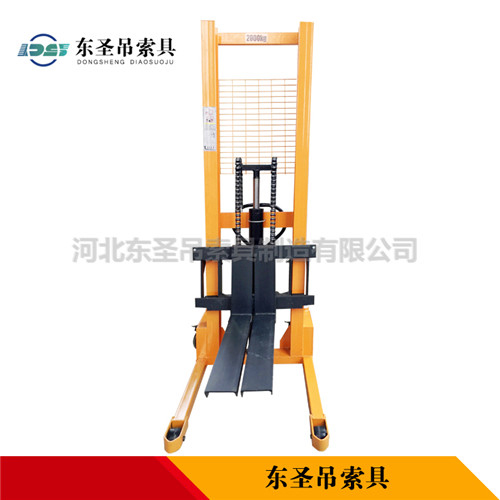 軌道式手動(dòng)液壓堆高車(chē)產(chǎn)品展示--河北東圣吊索具制造有限公司--液壓堆高車(chē)|手動(dòng)叉車(chē)|小型攪拌機(jī)|石材夾具