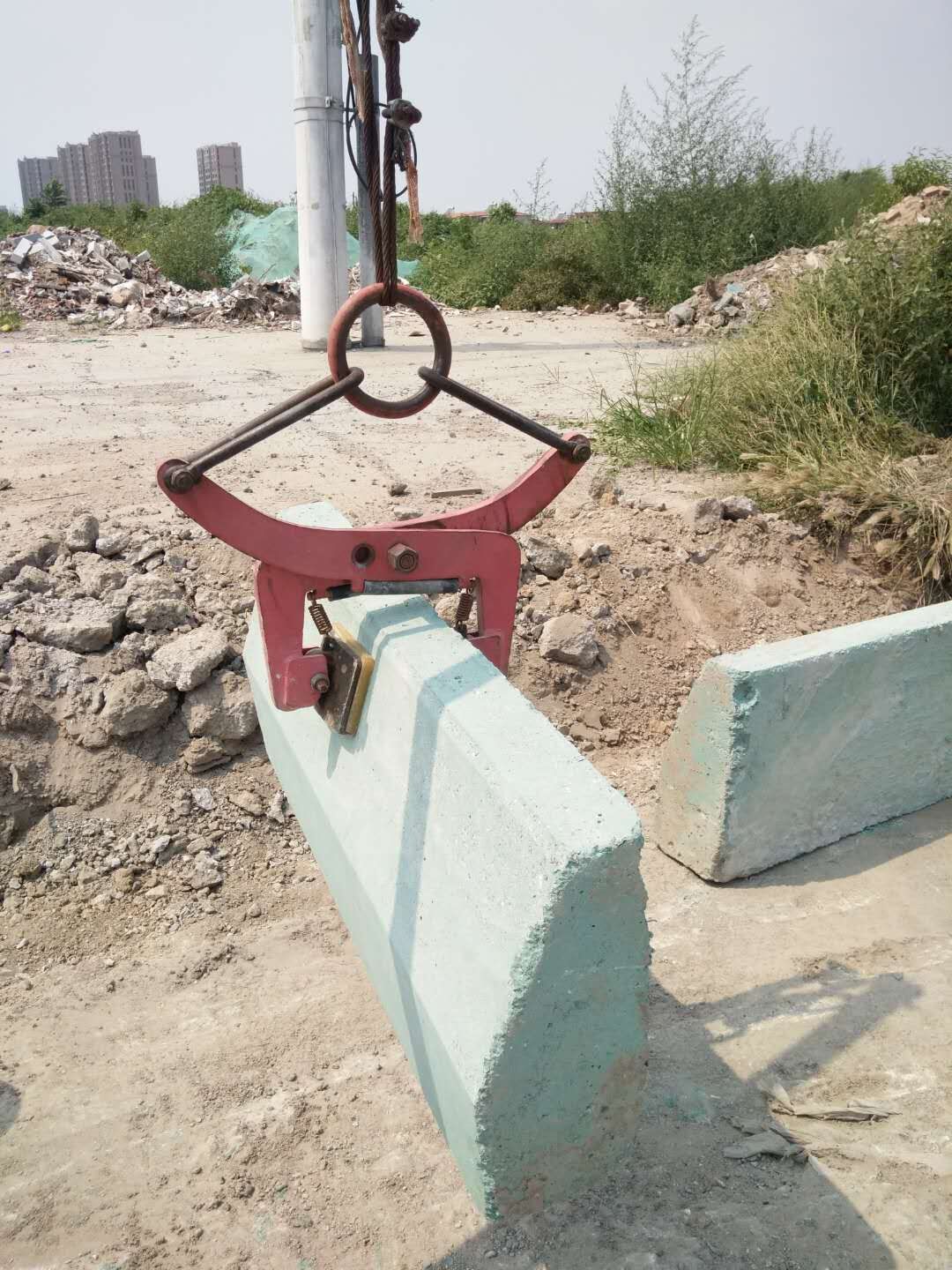 安裝搬運路沿石工作現(xiàn)場--河北東圣吊索具制造有限公司--石材夾具|小型攪拌機(jī)|液壓堆高車|手動叉車 安裝搬運路沿石工作現(xiàn)場--河北東圣吊索具制造有限公司--石材夾具|小型攪拌機(jī)|液壓堆高車|手動叉車