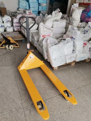 手動地牛叉車搬運吊裝帶原料作業(yè)現(xiàn)場--河北東圣吊索具制造有限公司--手動叉車|液壓堆高車|石材夾具|小型攪拌機 手動地牛叉車搬運吊裝帶原料作業(yè)現(xiàn)場--河北東圣吊索具制造有限公司--手動叉車|液壓堆高車|石材夾具|小型攪拌機